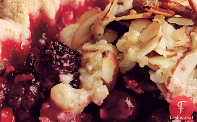 Torta di frutti di bosco misti con zenzero, arancia e Streusel di mandorle