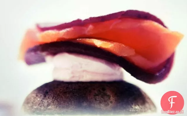 Cuocere il libro: Mini Blinis di oliva nera con mascarpone rosa, salmone e barbabietola conservata