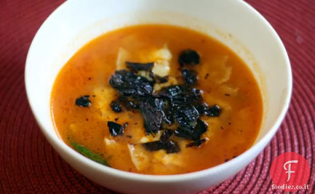 Zuppa di tortilla con peperoncini di Pasilla fritti