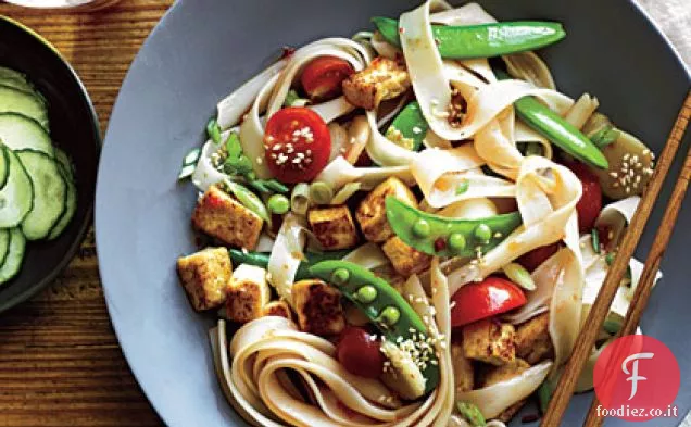 Insalata di noodle cinese con salsa di sesamo