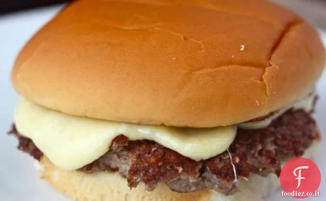 Hamburger scottati con fette di formaggio Comté di facile fusione