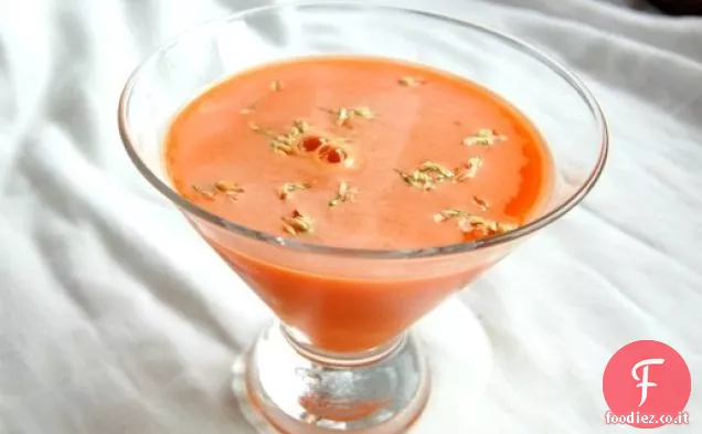 Vodka all'arancia con succo di carota e fiori di trifoglio