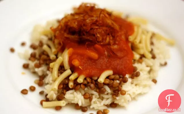Cena stasera: Koshary (riso, lenticchie e pasta con salsa di pomodoro e aglio)
