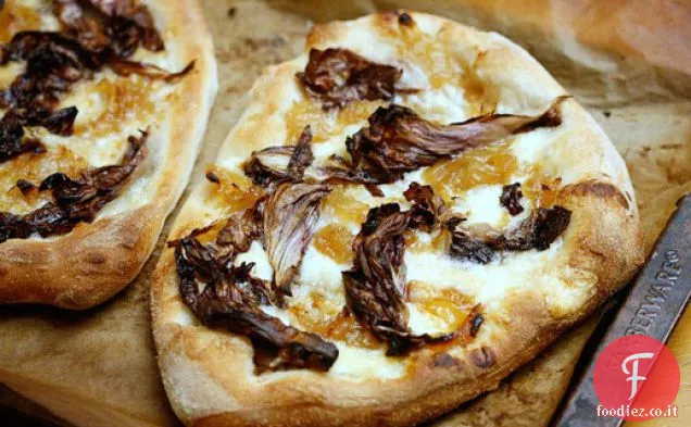 Mangia per otto dollari: Pizza Mozzarella affumicata con radicchio e marmellata di cipolle
