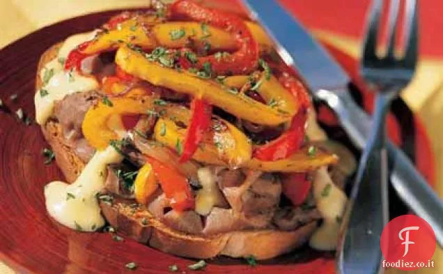 Panino impertinente Philly Cheesesteak a faccia aperta