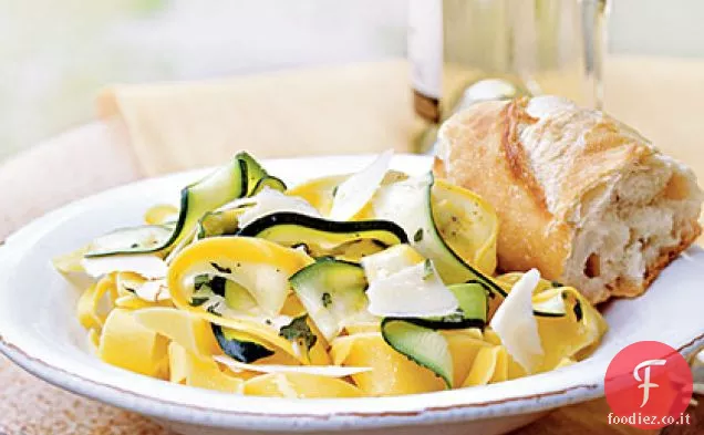 Nastri di zucca estivi con origano, basilico e limone