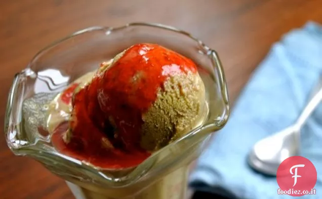 Scooped: Gelato al Pistacchio con Salsa di Fragole