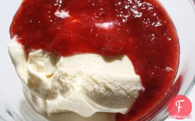L'ingrediente segreto (pepe nero): gelato alla crema dolce con salsa di fragole e pepe nero