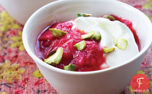 Rabarbaro e pistacchi su yogurt denso