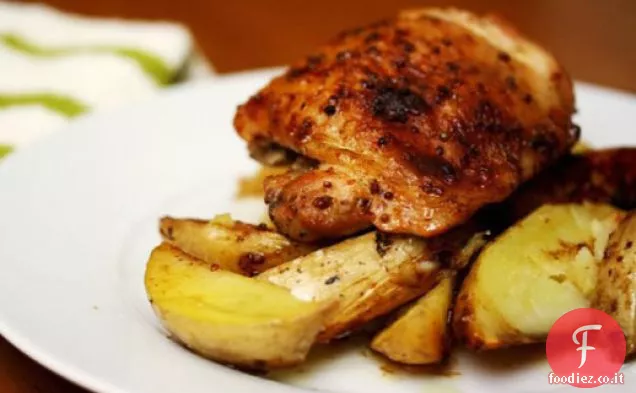 Mangia per otto dollari: cosce di pollo al forno di acero e senape con spicchi di patate