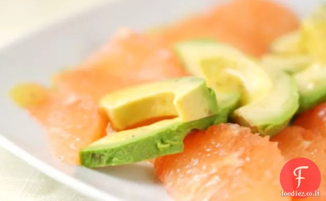 Cuocere il libro: pompelmo rubino, avocado e insalata di spinaci