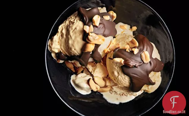 Gelato al burro di arachidi con guscio di cioccolato duro