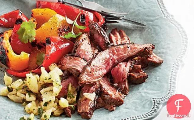 Espresso-strofinato gonna bistecca con Ananas Chimichurri