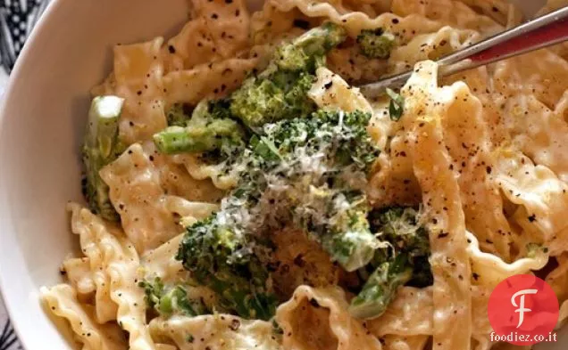 Cena stasera: Pasta con broccoli, formaggio di capra e origano