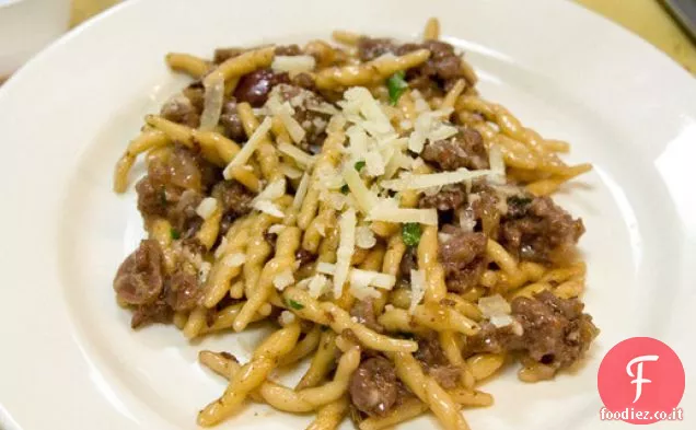 Strozzapreti di Andrew Carmellini con Salsiccia, Uva e Vino Rosso