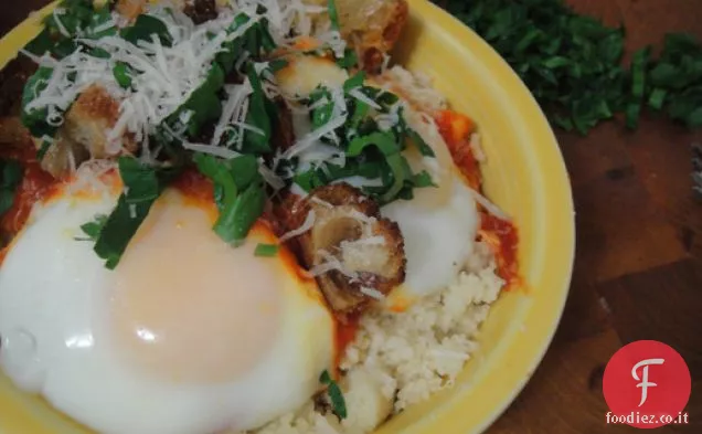 Cuocere il libro: Uova in camicia in salsa di pomodoro su Couscous con Origano e Prezzemolo