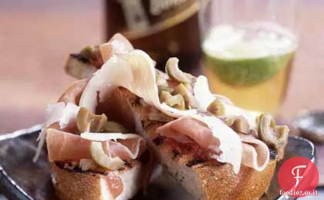 Pane alla griglia con prosciutto Serrano, Manchego e olive