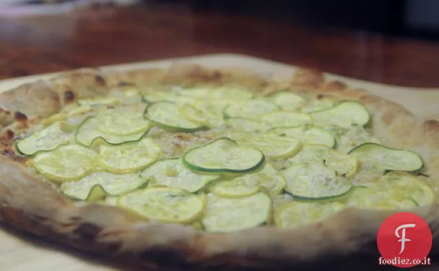 Pizza di zucca estiva con aglio arrosto e Crème Fraîche