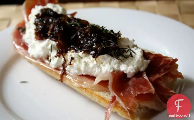 Panini con Prosciutto crudo, Ricotta fresca e Marmellata di cipolle rosse