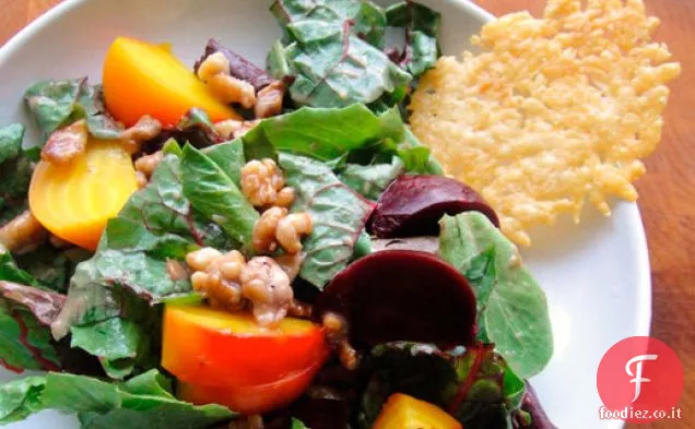 Cuocere il libro: insalata di barbabietole arrosto con salsa di noci e patatine al formaggio