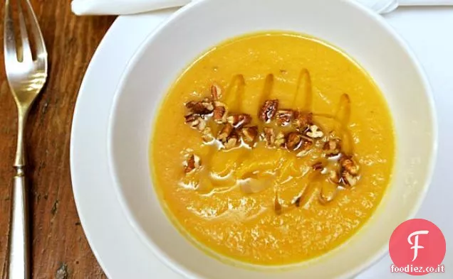 Zuppa di zucca Kabocha arrostita e radice di sedano con sciroppo d'acero e