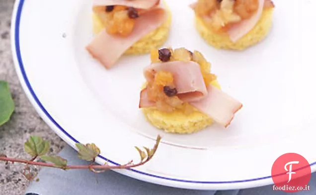 Virginia Prosciutto e melone Mela Chutney su giri di pane di mais