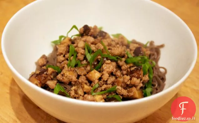 Cena stasera: carne di maiale macinata con tagliatelle Soba