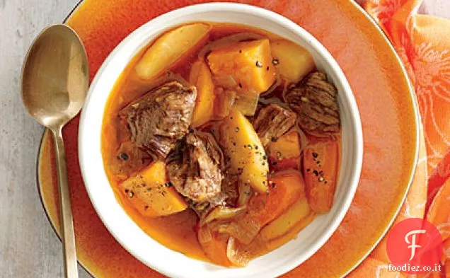 Brasato di manzo con cipolla, patata dolce e pastinaca