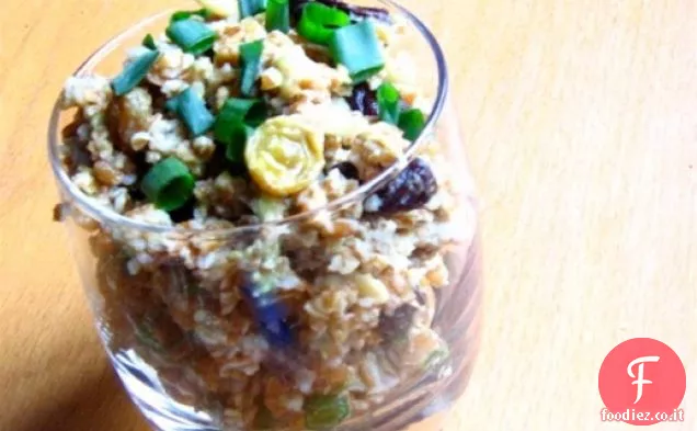 Sano e delizioso: insalata di grano Bulgur con avocado, uvetta e mandorle