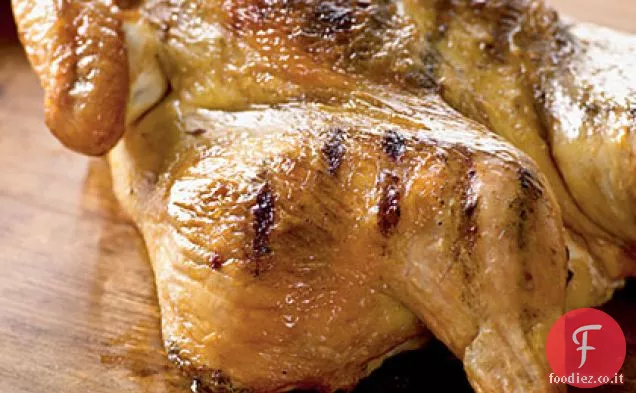 Pollo intero strofinato con spezie alla griglia