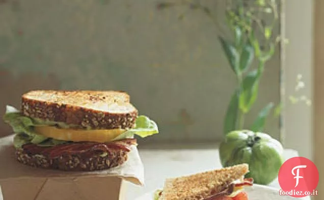 Avocado Blts su pane di farina d'avena tostato