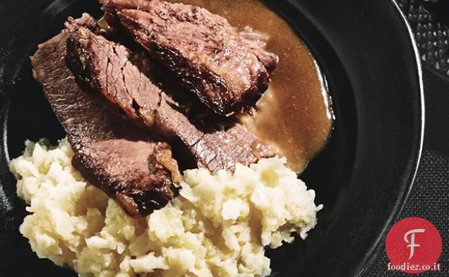 Petto di rafano-glassato e costole corte con poltiglia di verdure a radice