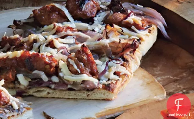 Focacce alla griglia con cipolle caramellate, salsiccia e formaggio Manchego