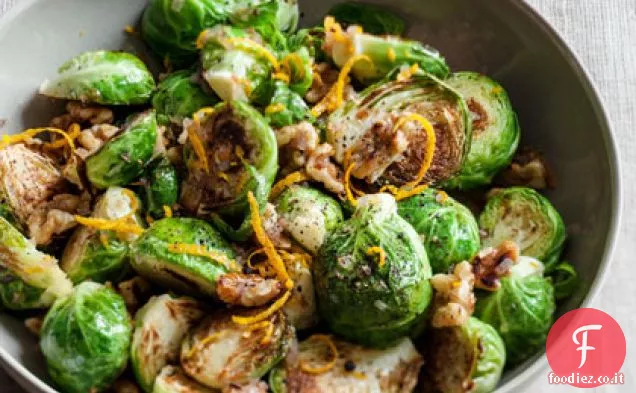 Cavoletti di Bruxelles saltati con arancia e noci