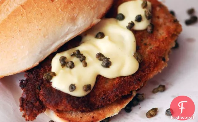 Panino di pollo al cappero croccante con maionese fatta in casa