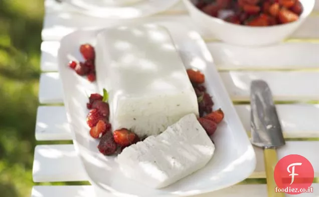 Fetta di cocco e lime ghiacciata con frutta estiva