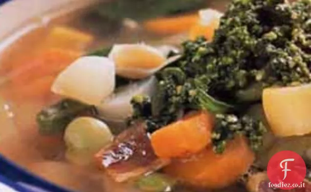 Zuppa di verdure con salsa di basilico e aglio