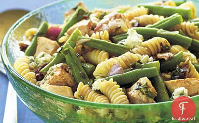 Insalata di pasta di pollo, fagioli e formaggio blu con vinaigrette di pomodoro essiccato al sole