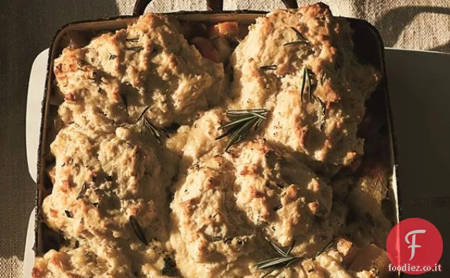 Radice di verdure e funghi torta con rosmarino biscotto Topping