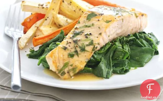 Salmone dragoncello con chips di radice croccanti