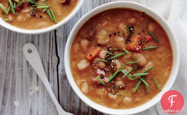 Zuppa di fagioli bianchi cremosi con garretti di prosciutto affumicato