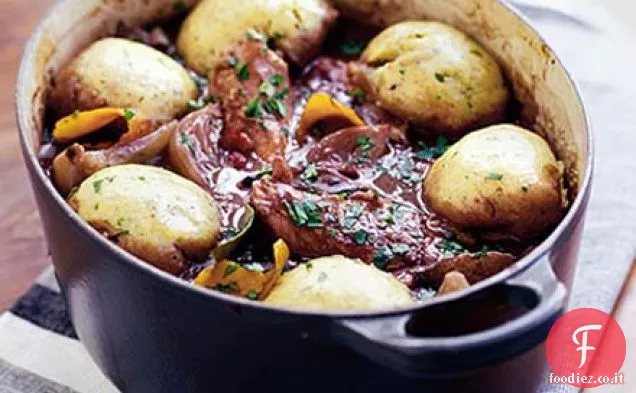 Casseruola di pollo e vino rosso con gnocchi alle erbe