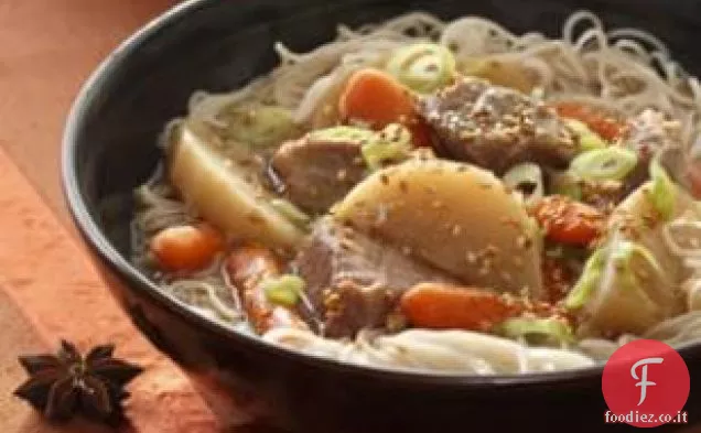 Piatto caldo cinese di maiale e verdure