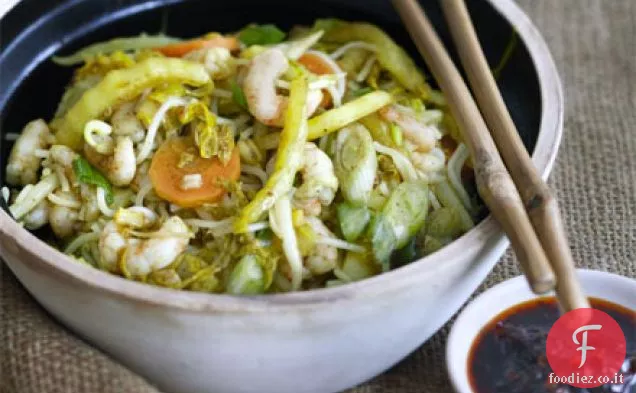 Tagliatelle di Singapore con gamberetti e cavolo cinese
