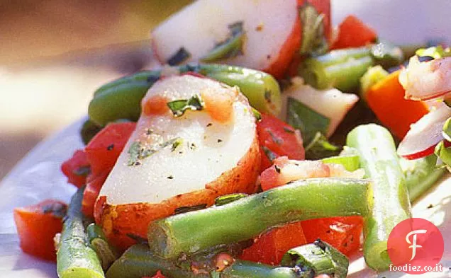 Insalata di patate alle erbe con fagiolini e pomodori