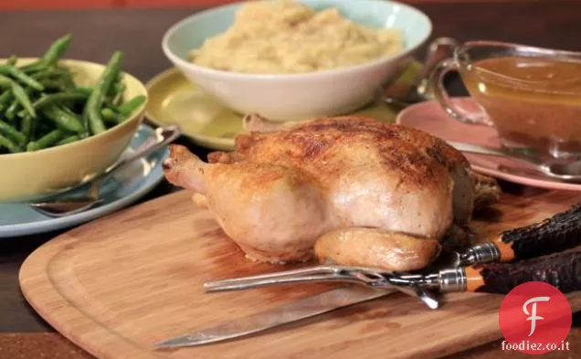 Pollo francese in una pentola con Jus ubriaco e purè di patate Camembert