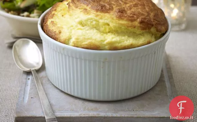 Soufflé di formaggio e insalata di stagione
