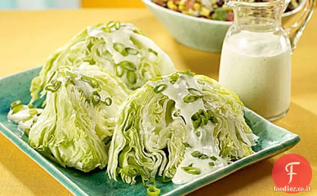 Spicchi di lattuga iceberg con salsa cremosa all'aglio
