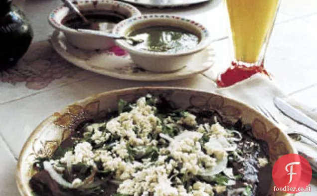 Tortillas in salsa di fagioli neri