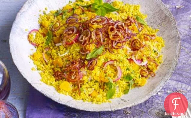 Couscous dorato con albicocche e cipolle croccanti